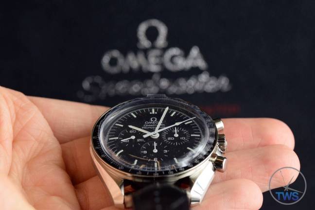 Omega Speedmaster Professional Moonwatch 42mm: Unboxing-Review [311.33.42.30.01.001] The Omega Speedmaster held in my hand held up to the front of the supplied box Omega Speedmaster Professional Moonwatch 42mm: Unboxing-Review [311.33.42.30.01.001] © 2016 blog.thewatchsource.co.uk