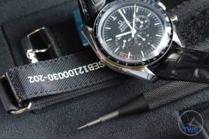 Omega Speedmaster Professional Moonwatch 42mm: Unboxing-Review [311.33.42.30.01.001] © 2016 blog.thewatchsource.co.uk All Rights Reserved